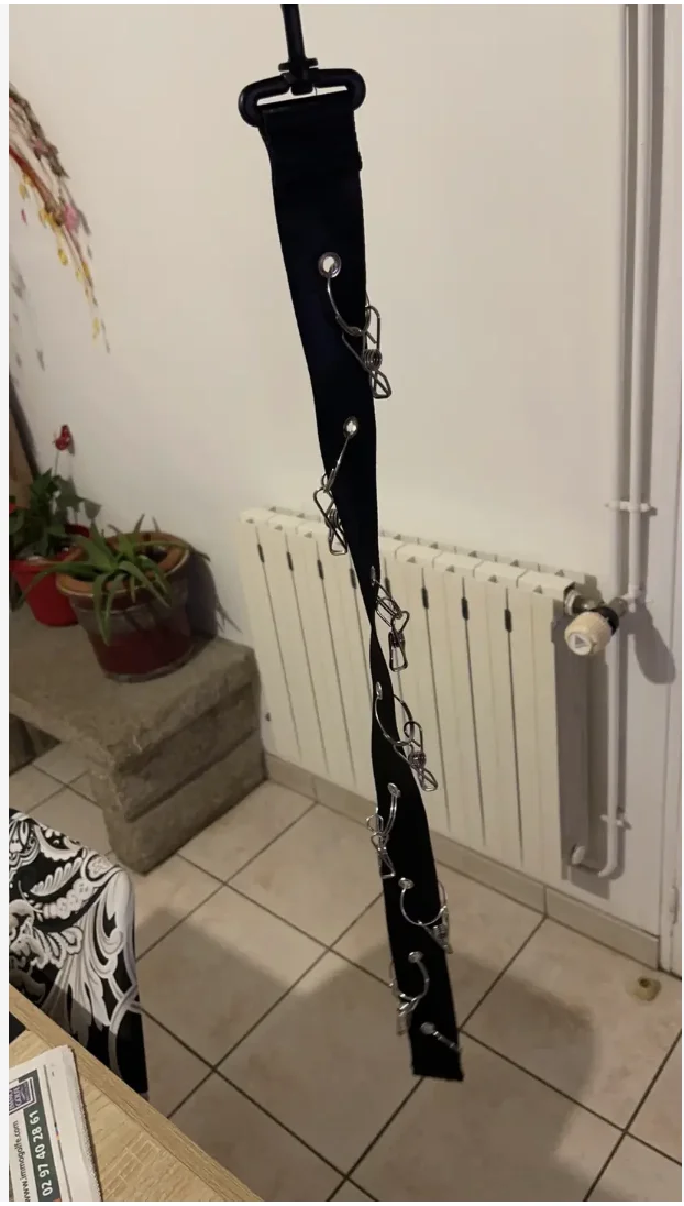 Бейсболка с цепью для хранения