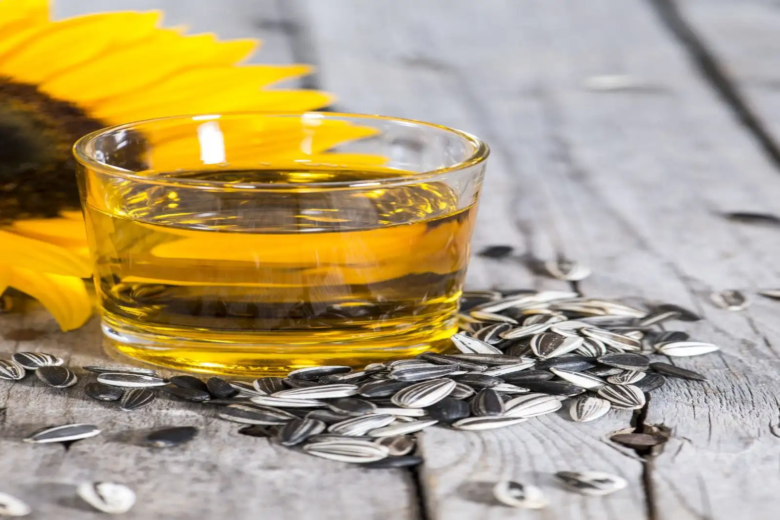 Refined Sunflower Oil Bulk Wholesale 100% Pure High Quality Edible Cooking Oil Golden Yellow Premium Food Grade Packaging
