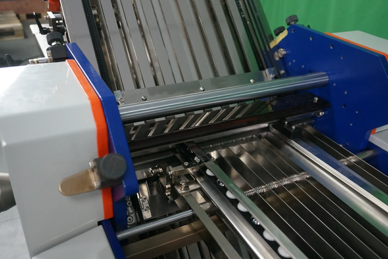 Electric Semi- Automatic Manual Paper Folding Machine 180 M/min Production Capacity with Double Sheet Detection 480*750mm