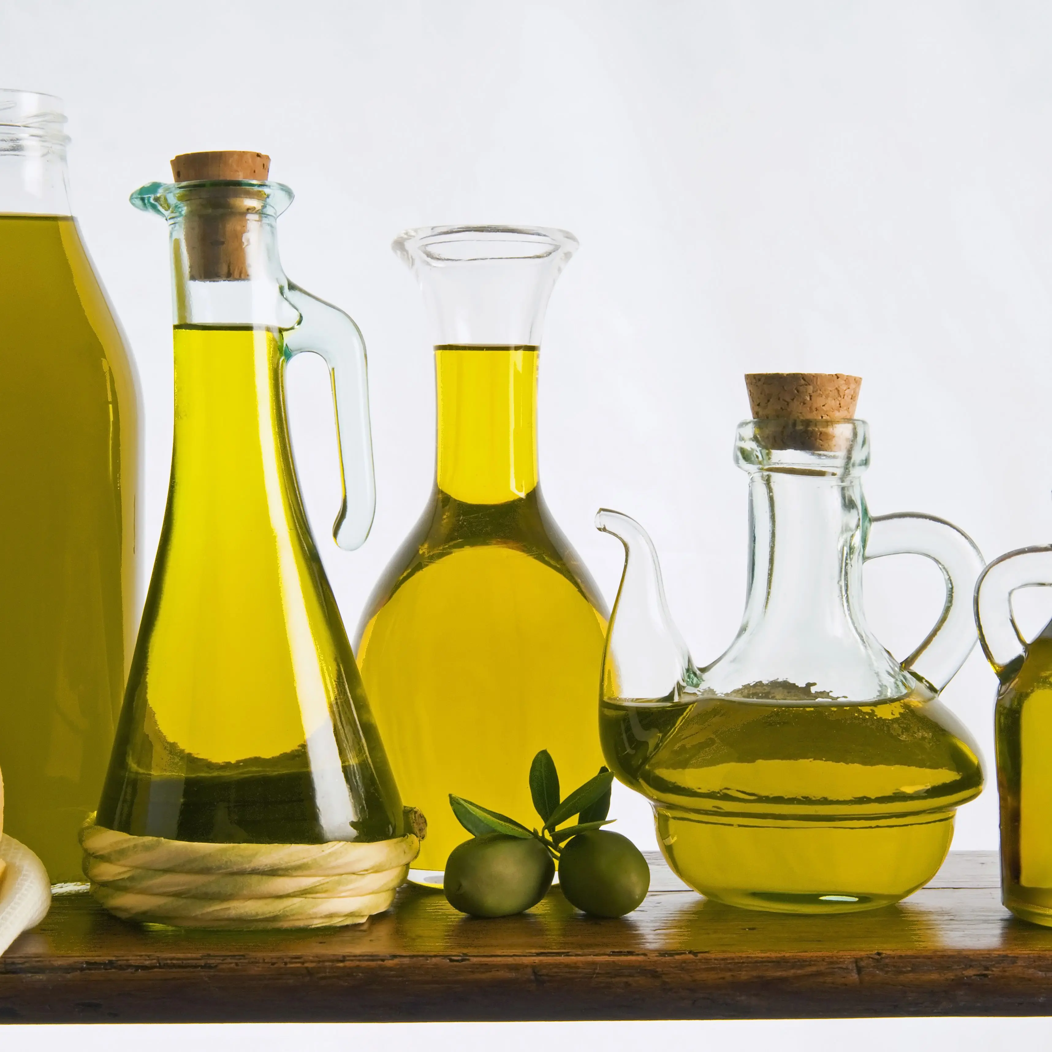 Производство оливкового масла. Растительное масло. Оливковое масло. Цвет оливкового масла. Масло пищевое.
