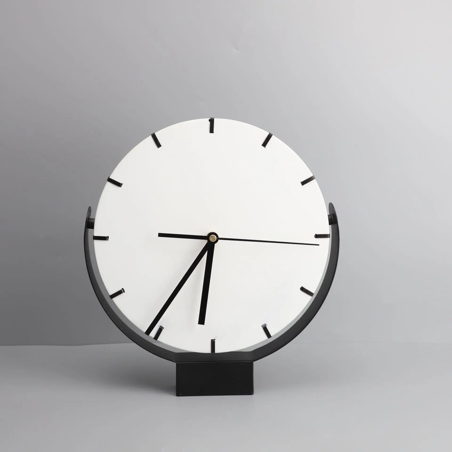 Декоративные аксессуары для дома настольные металлические круглые черно-белые простые круглые настольные часы