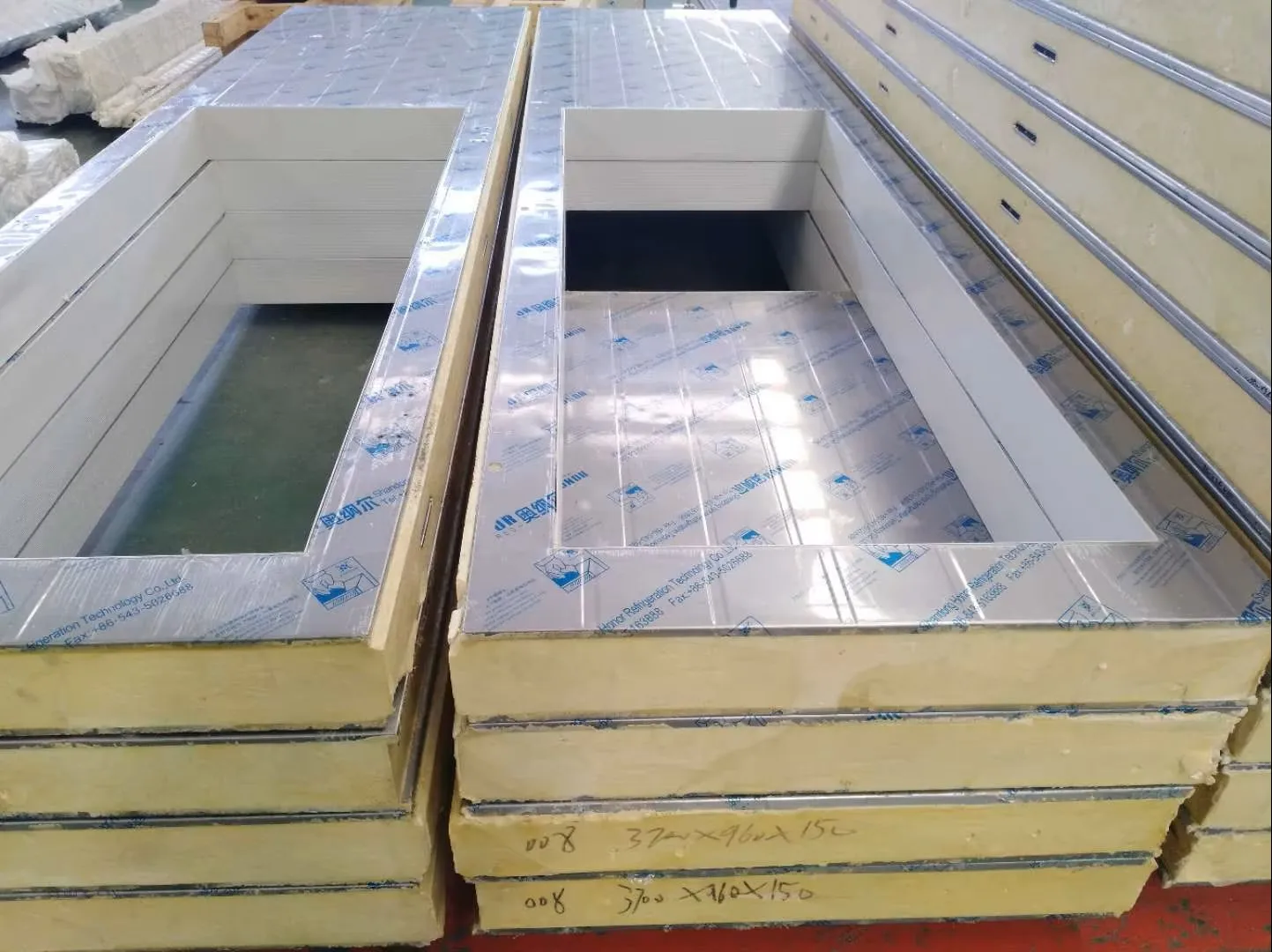 Strongly sealed cold storage sliding door for industrial refrigeration