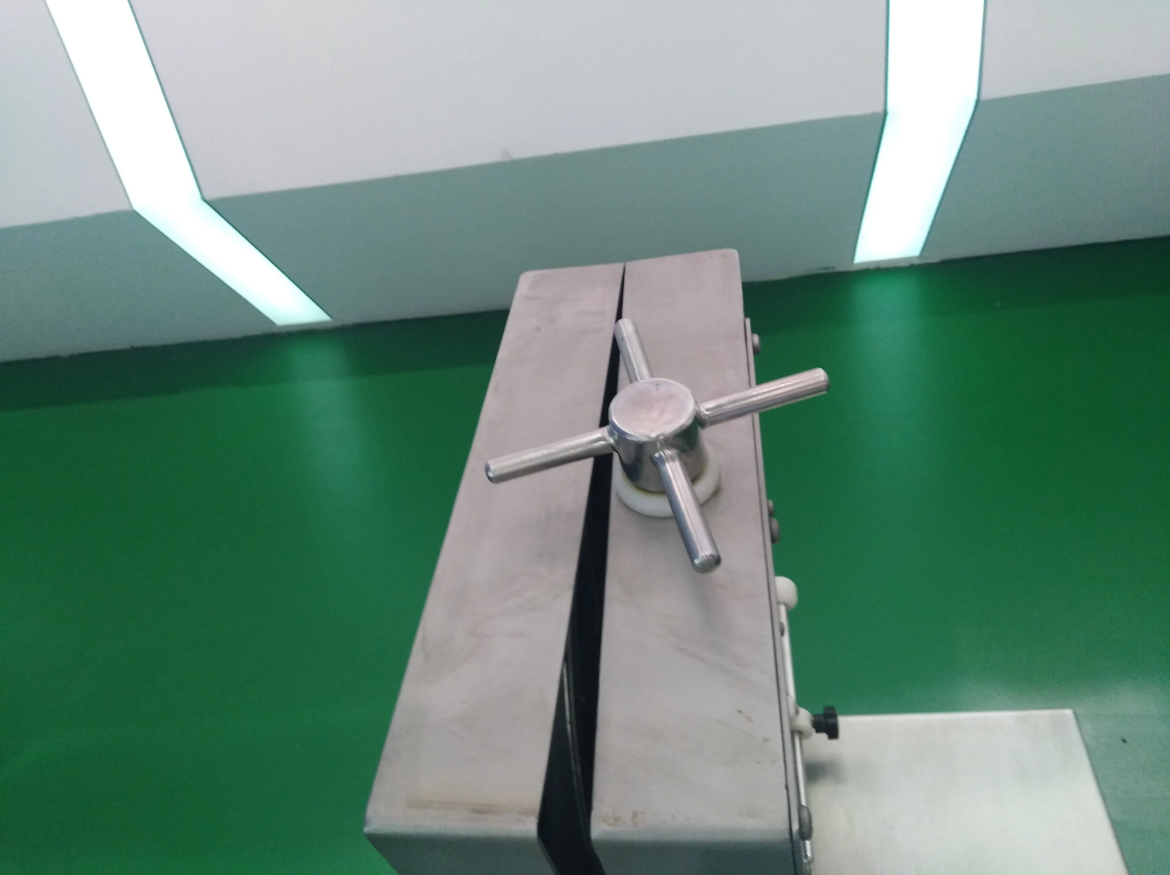 High-performance bone cutter for large-scale meat processing