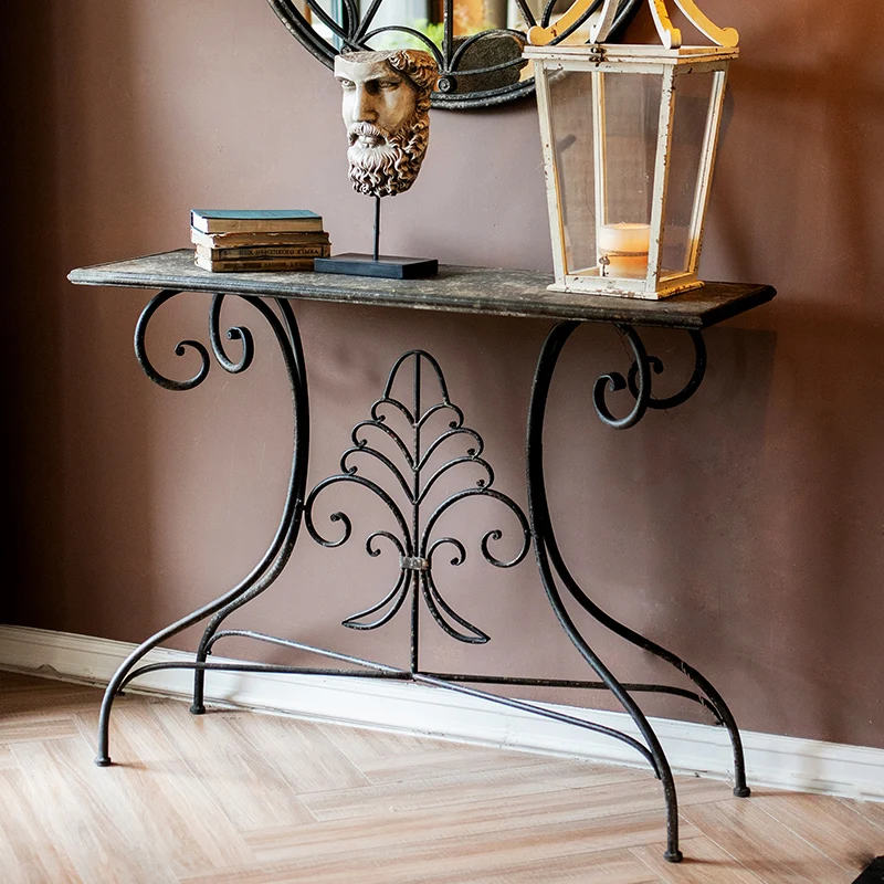 装飾的なヴィンテージ工業用テーブル錆ルック時代の家具古い金属製の