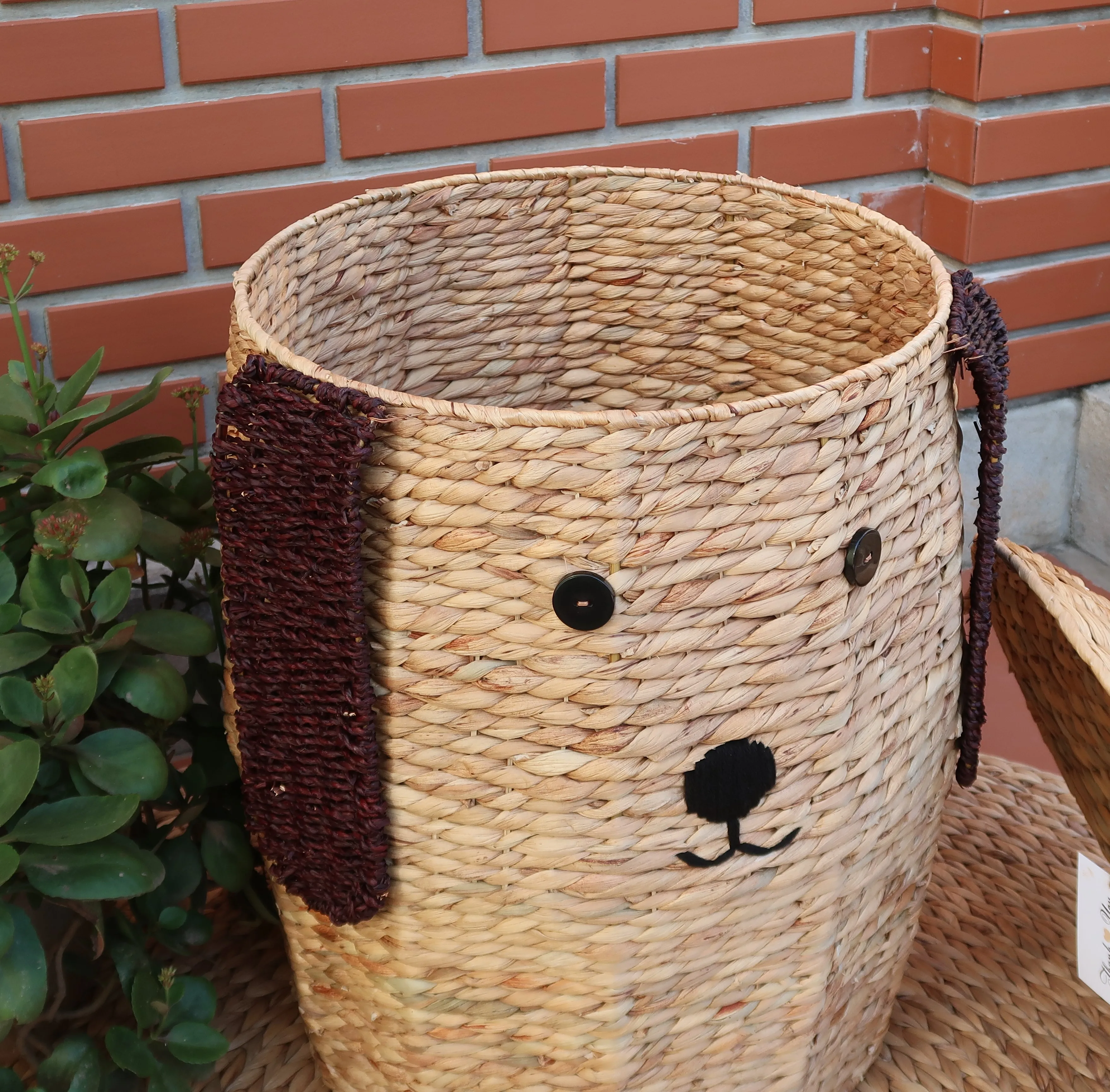 A Handcrafted Wicker Animal Basket with a Lid, Offering Both Practical Storage and a Touch of Natural Elegance.