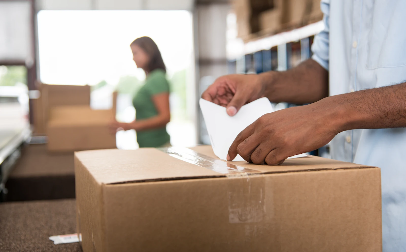 Коробка для вещей. Посылка фото. Упаковка товаров в короб. Подарок по почте. Картонные мешки на паллете.