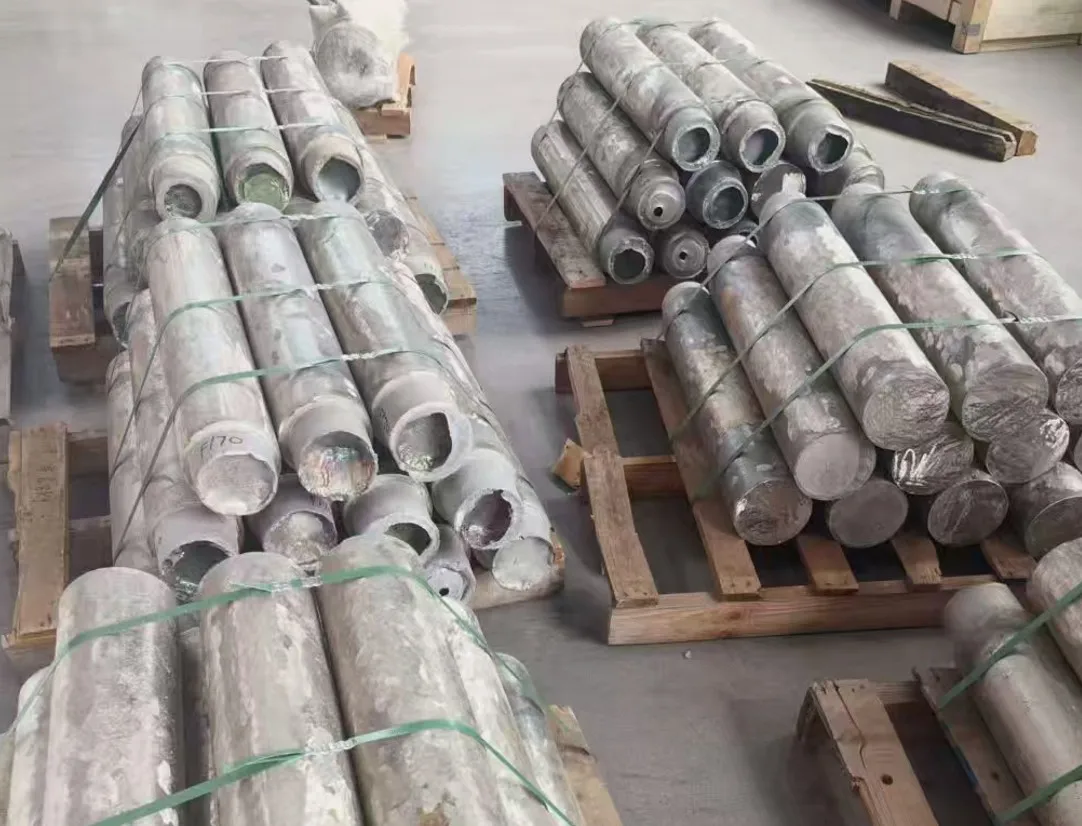 Illustrative photograph of cylindrical metal stock for IN-713LC cast round bar; alloy identity not independently verified