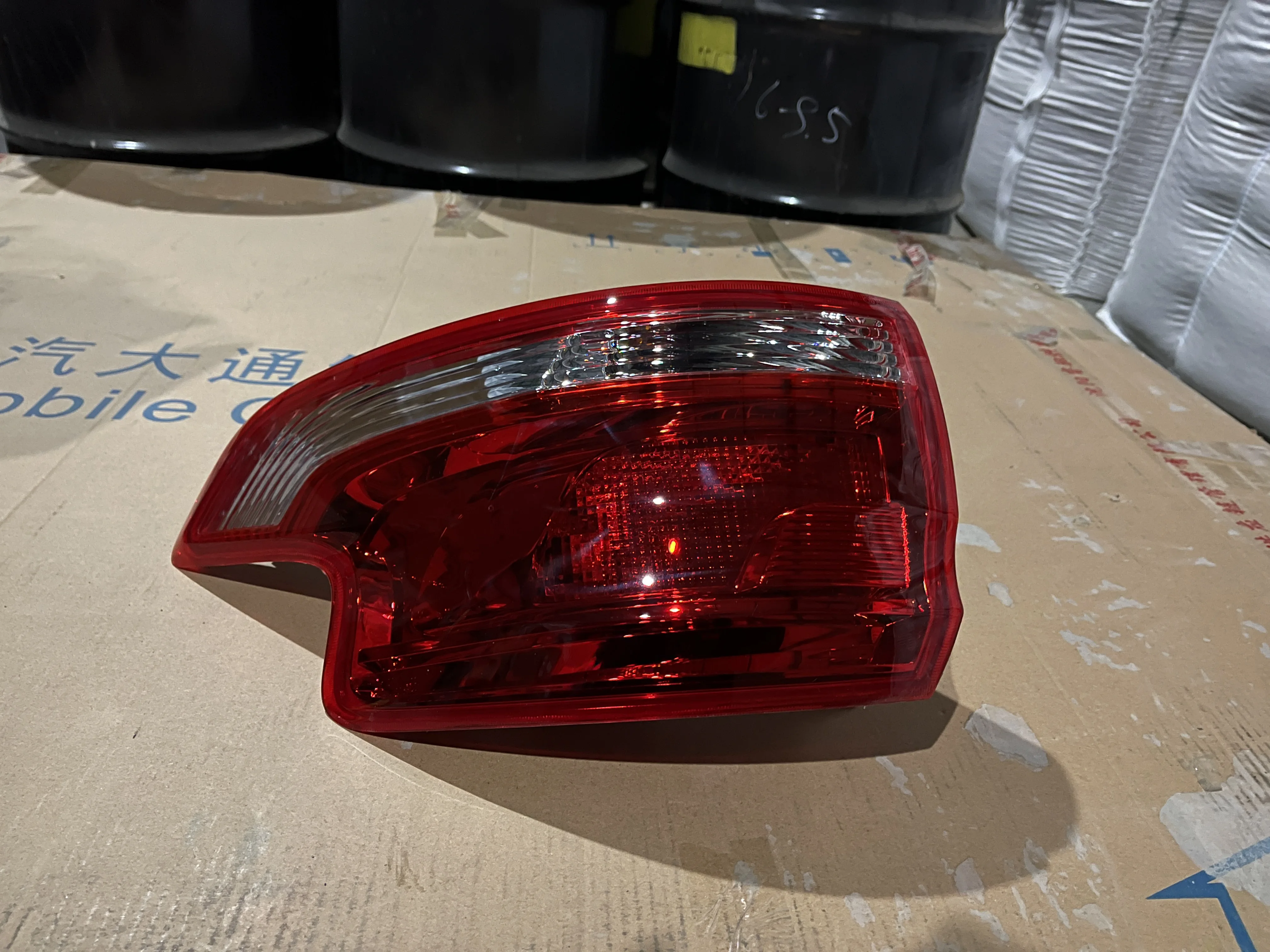 #C00017469 Low Energy Consumption Original Offical Genuine Auto Body Parts MAXUS Car Tail Lamp/Tail Light details