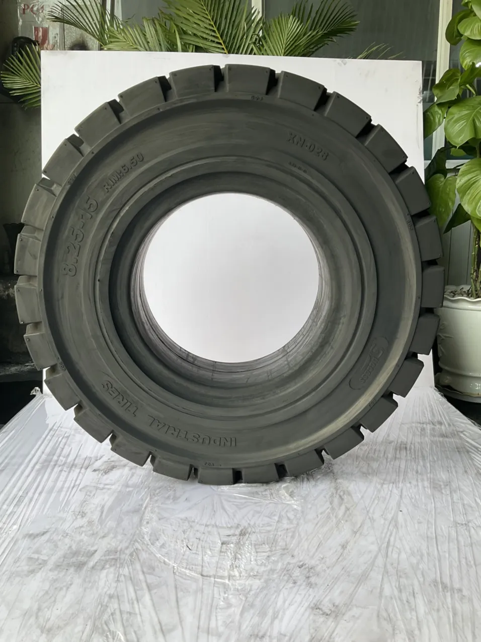 Success Rubber Solid Tire 8.25 15 Forklift Parts Reasonable Price Tire