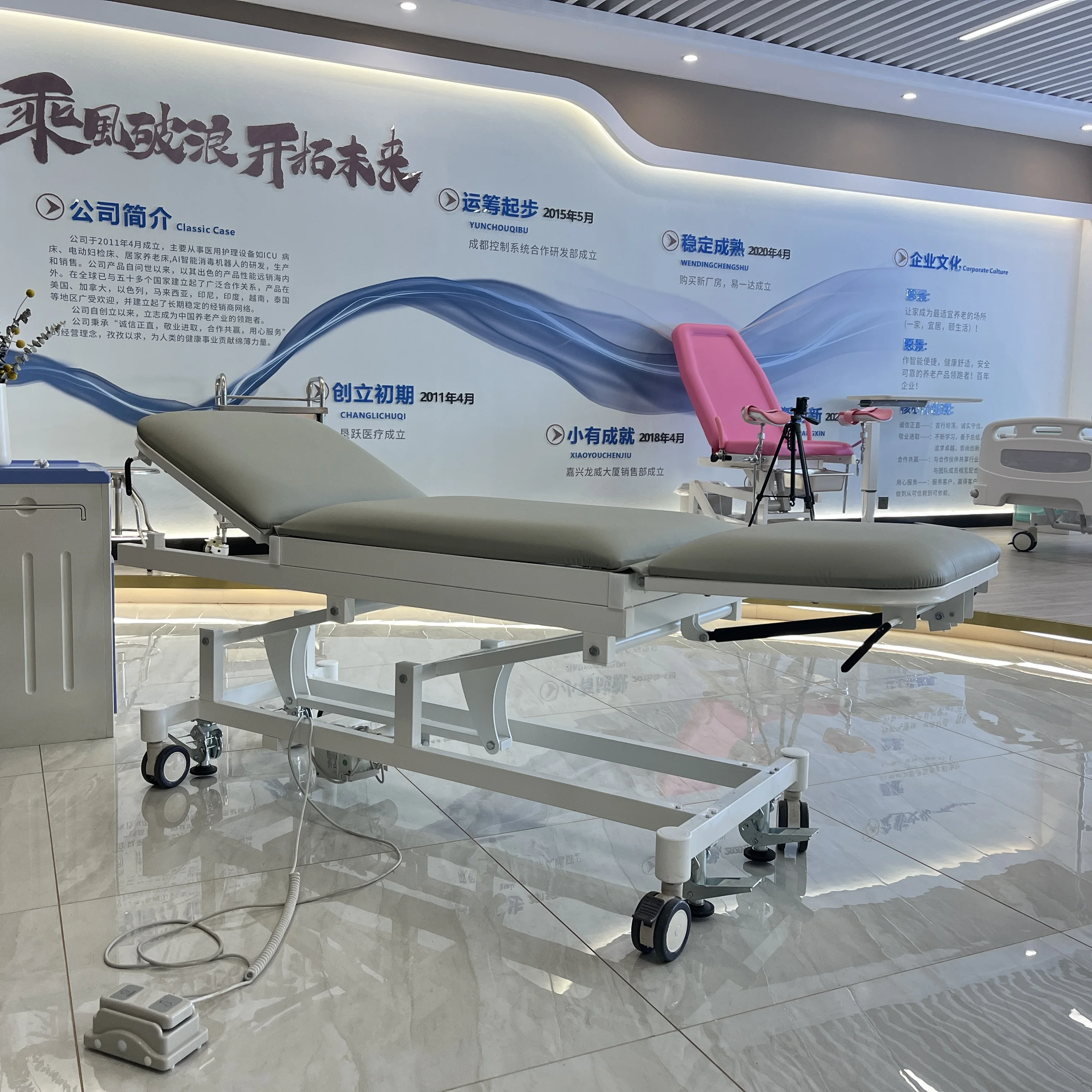 Factory Price Hospital Electric Obstetric Examination Bed Hydraulic New