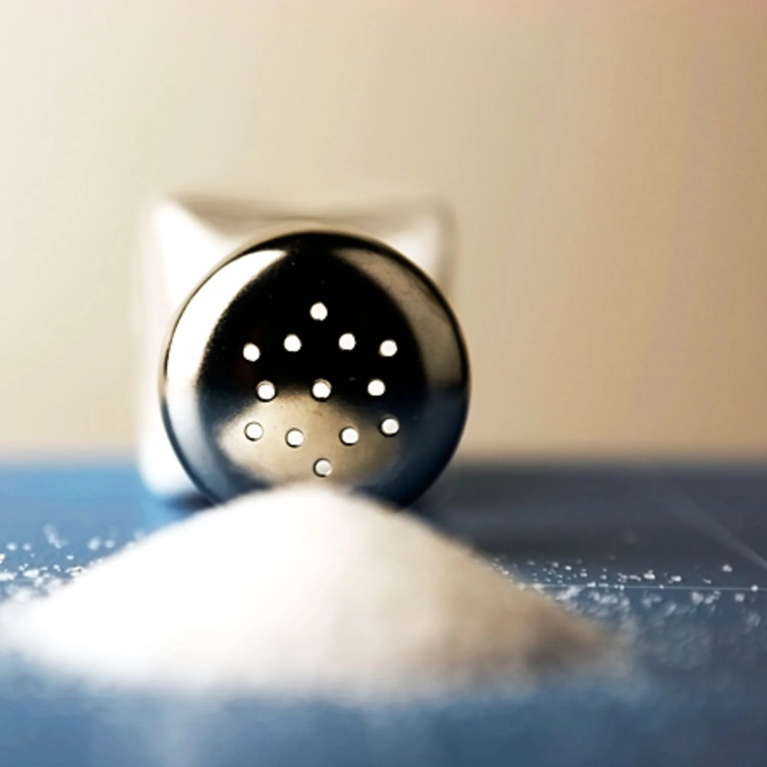 Соль бом. Кухня с рассыпанной солью. Соль бом. Соль бом. Соль maldon 250 g.