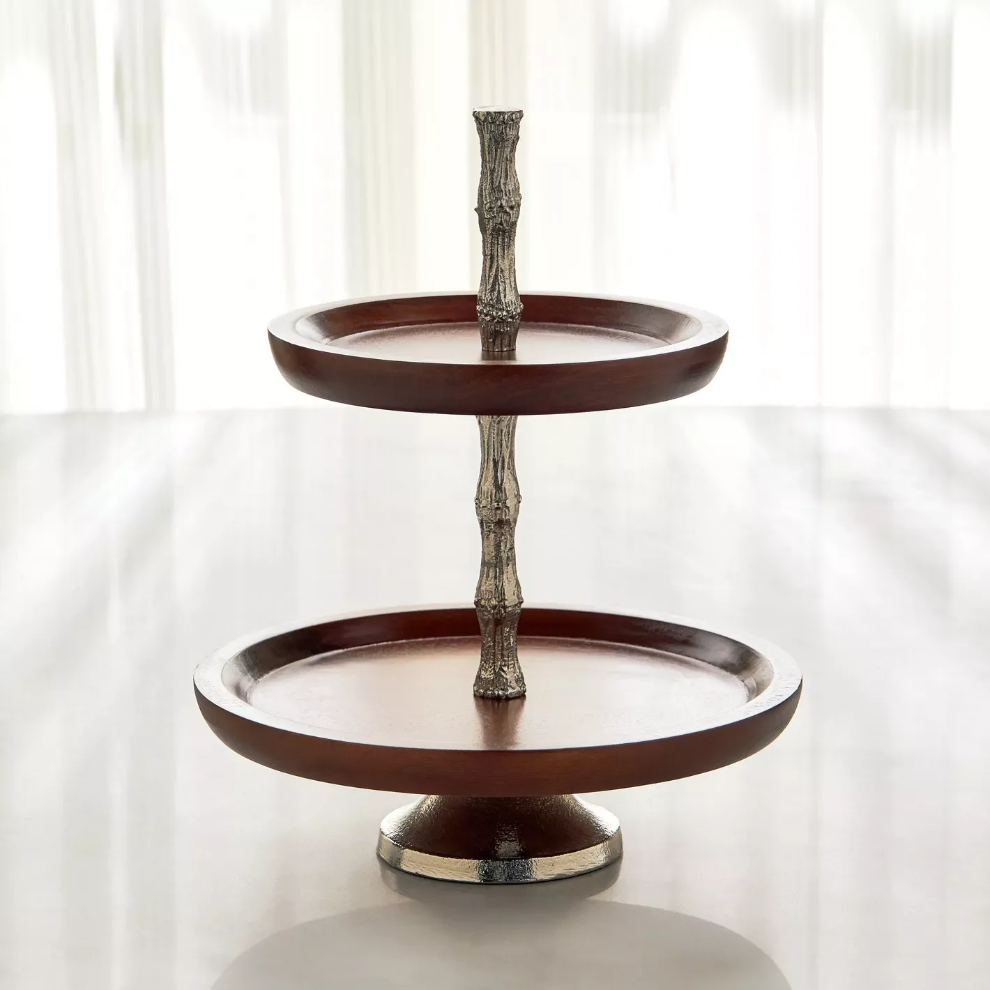 Latest 2023 Handmade Elegant Design Gold Polished Single Tier Birthday Dessert Flower Design Cake Stand Round Metal Cake Stand