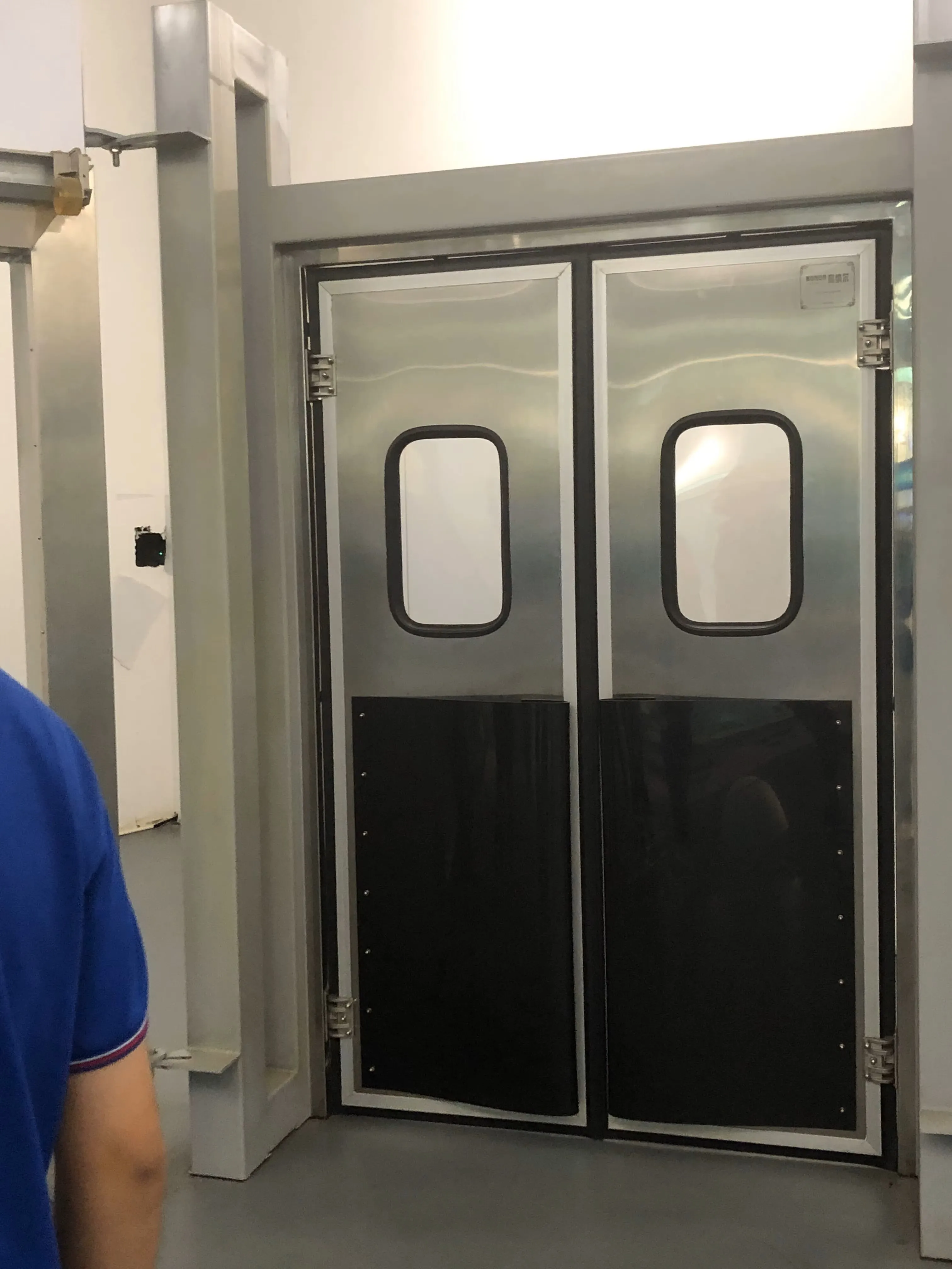 Transparent PVC refrigerator door with anti-collision design for food storage