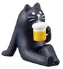 Chat noir dégustant une bière fraîche