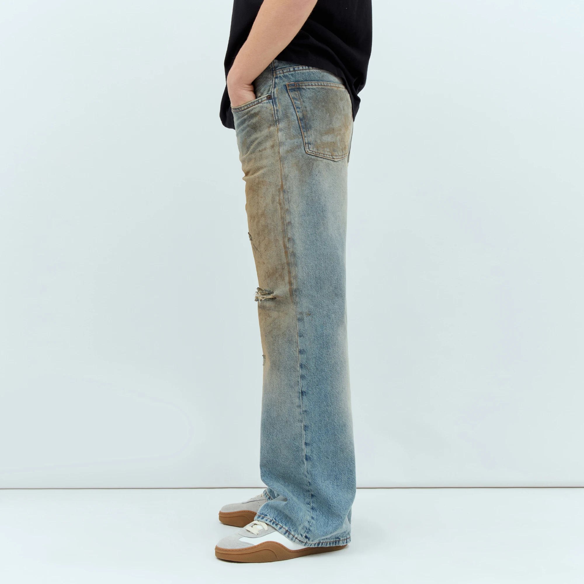 Distressed Customized Jeans Mid Rise Zip Fly Five Pockets Rear Logo Patch Cotton Blue Machine Wash Cold Jeans for Men