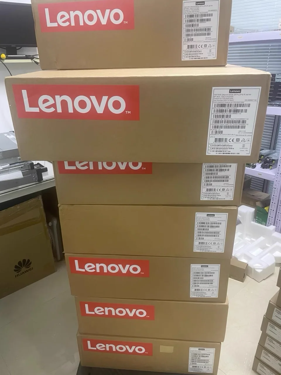 Lenovo ThinkSystem DB610S Fiber Channel Switch Bundle-DB610S 8-puerto con licencia con 8 × 16 GB SWL SFP, kit de riel y soporte de 1 año