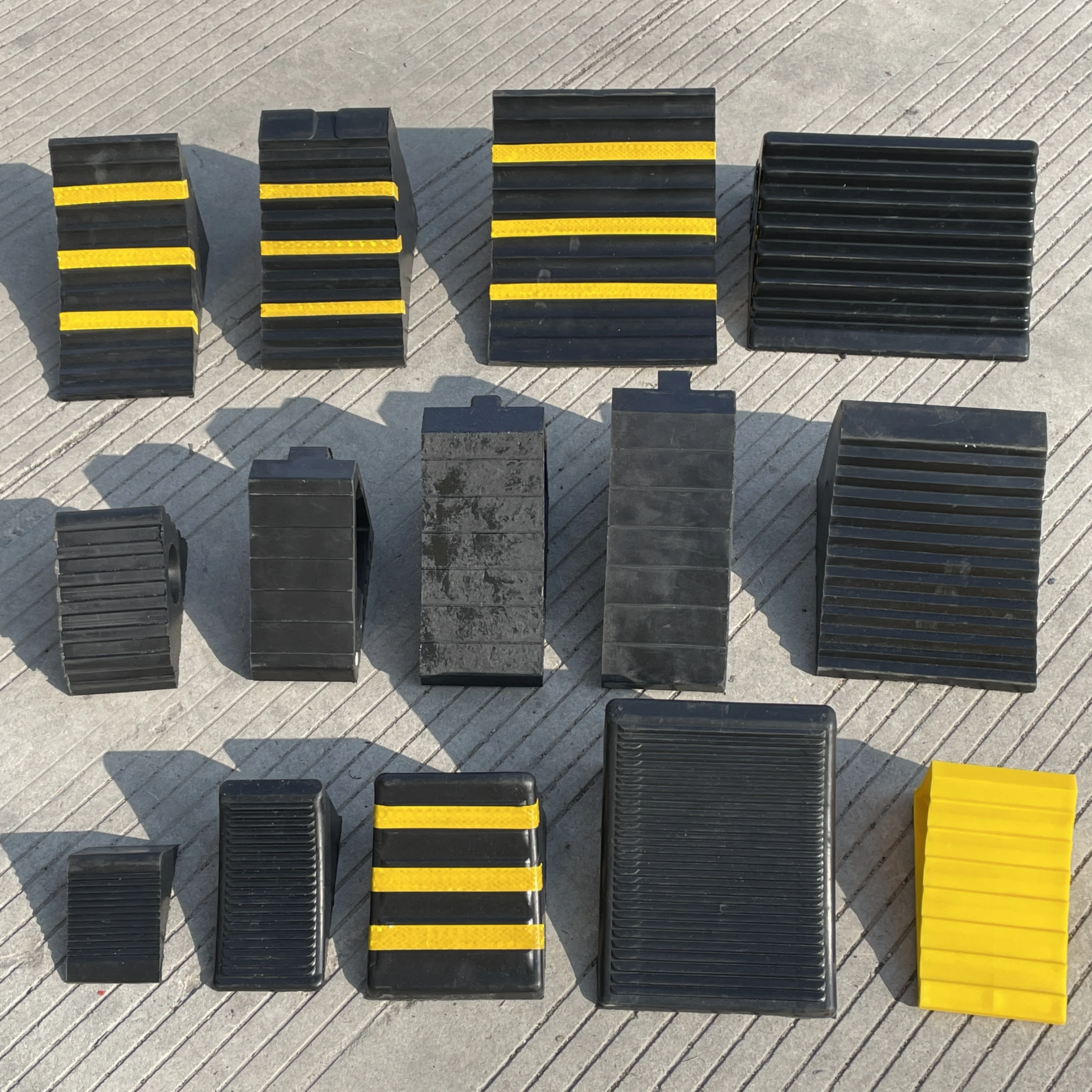 HIGH QUALITY Rubber Wheel Chock Wedge Parking Wheel Blocks for Trucks Motorhome Travel Trailers supplier