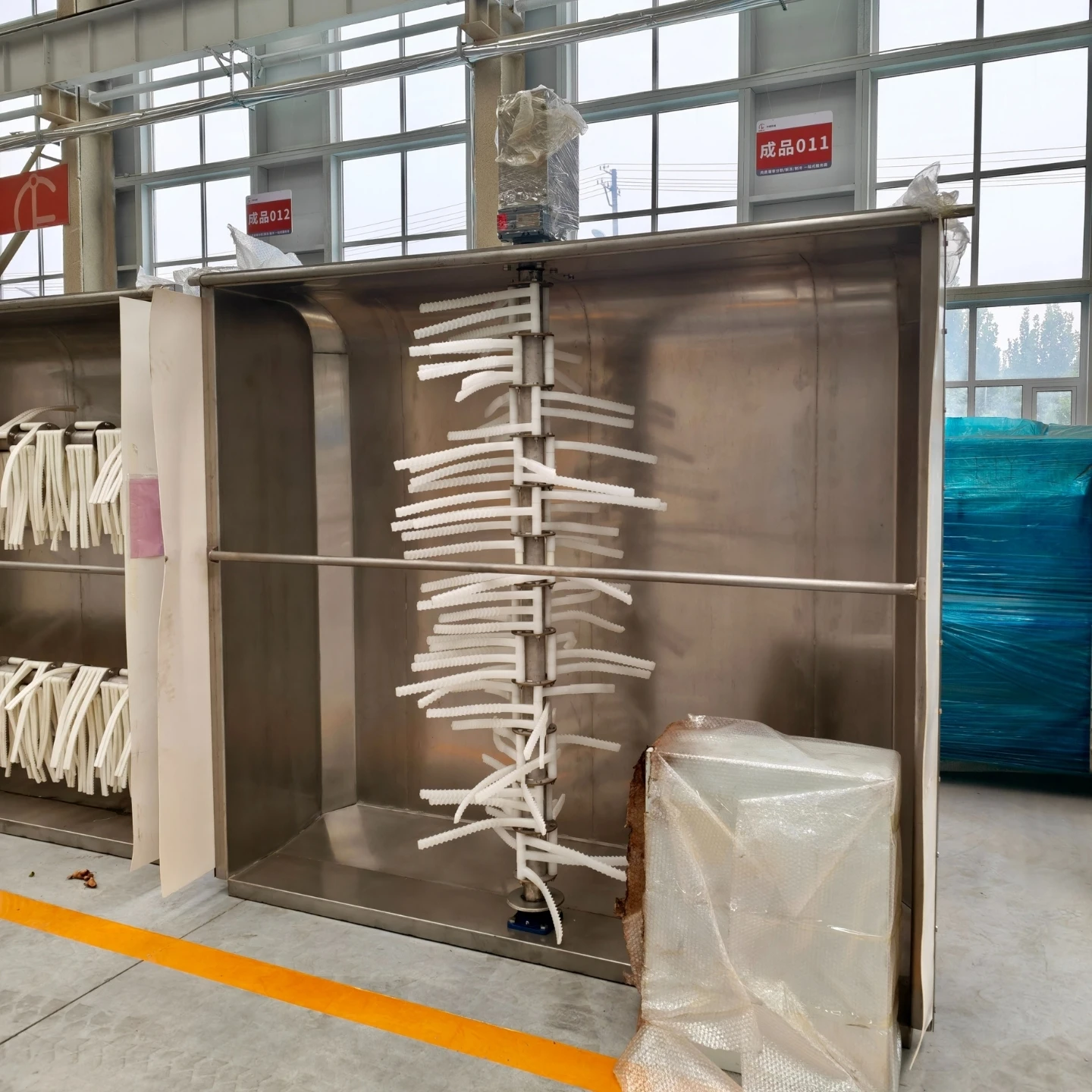Headphone cleaning machine is used to clean pig carcasses and control pollution before scalding
