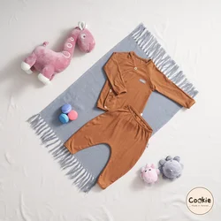 Оптовая цена, комплект для новорожденных в стиле унисекс из 95% хлопка, 5% эластичного материала, топ с длинными рукавами, перекрещивающимися спереди и брюки с эластичным поясом, 0-6 месяцев