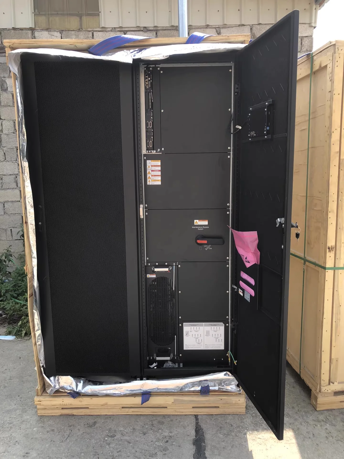 UPS5000-E-200K-FM Modular 200kVA Three-Phase UPS with Maintenance Bypass & SmartLi Lithium Battery Cabinet (Full Configuration)