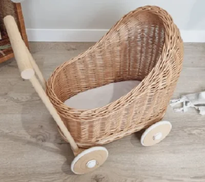 Carrito De Mimbre Para Muñecas Con Ropa De Cama – Cochecito Trenzado A Mano Con Ruedas De Madera, Regalo Ideal Para Niñas