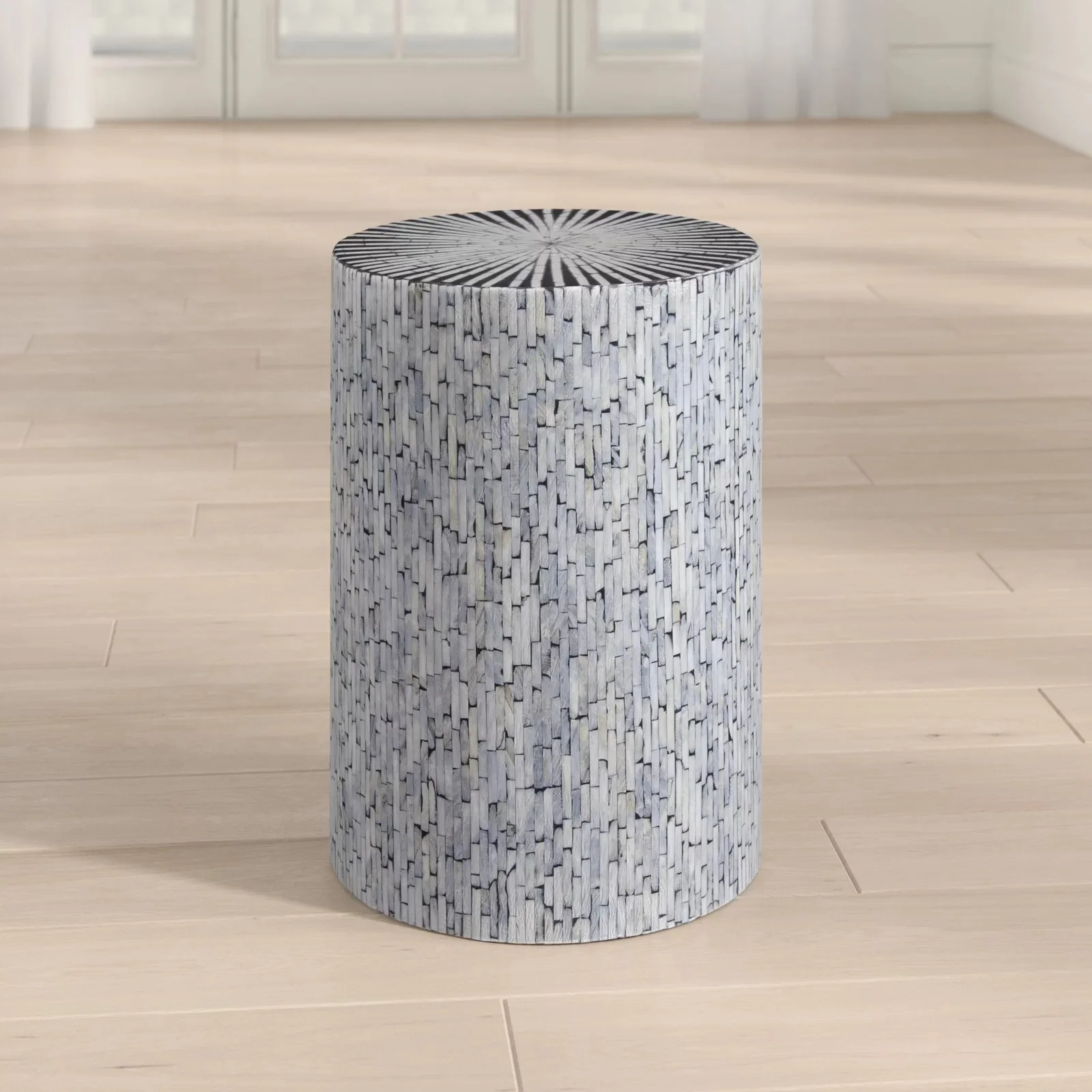 Table D'appoint Ronde En Nacre Et Bois – Fait Main, Style Artisanal Chic Doré