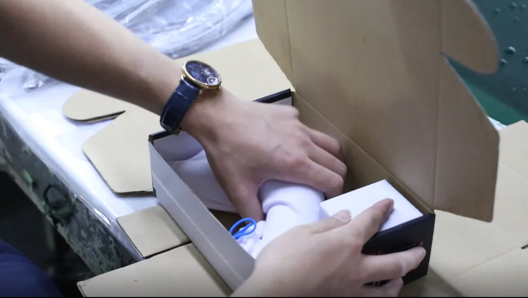 Золотистый смеситель для раковины матовый черный «Водопад» ванной комнаты с одной ручкой