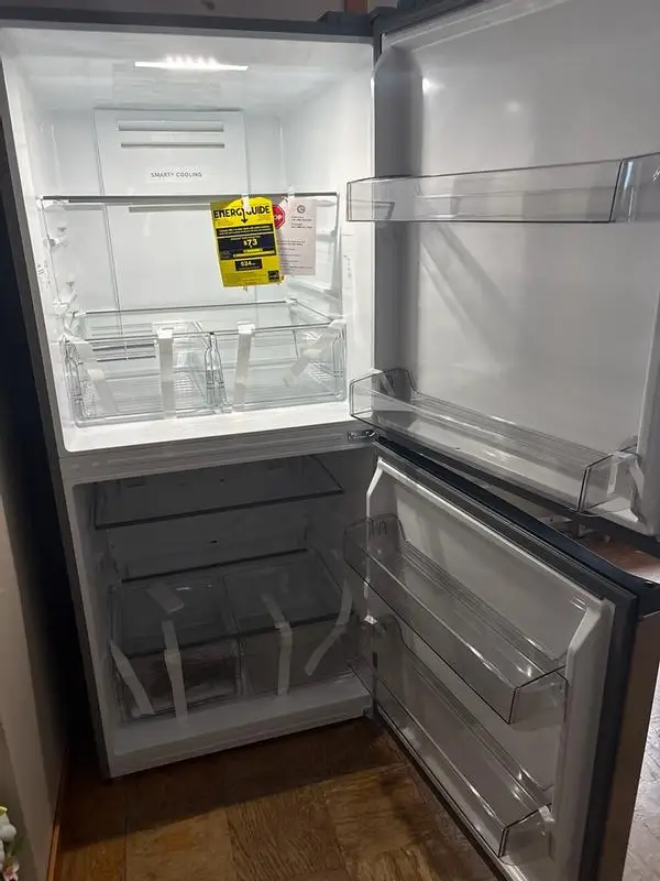 具有可调温度控制功能的Midea 6.9 cu. ft.可转换立式冷冻机