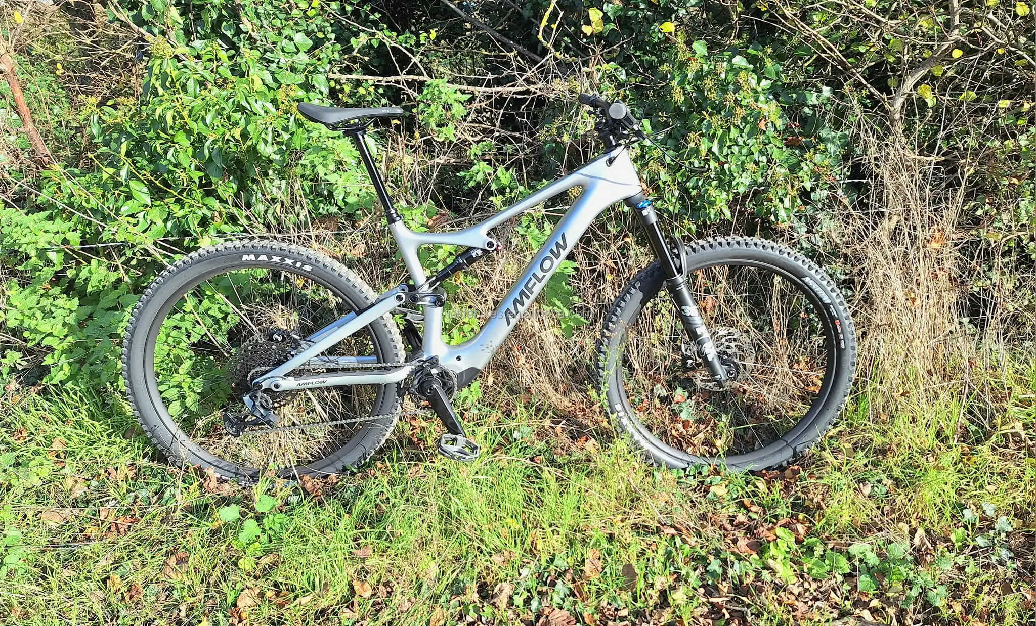 Amflow PL Carbon E-Mountain Bike con sistema di azionamento DJI