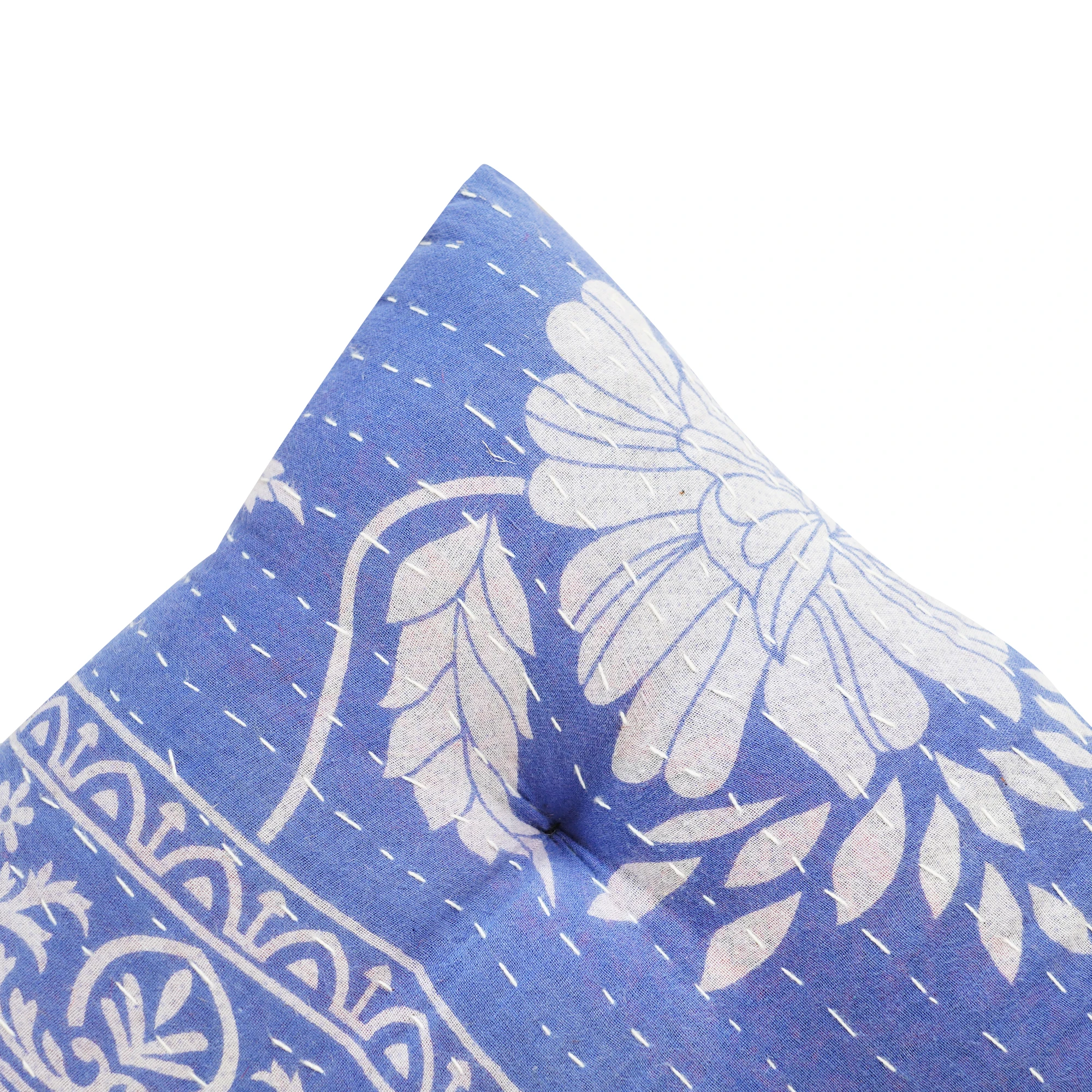 Eleganti tendenze per l'arredamento estivo della casa: comodi cuscini lombari e cuscini per la seduta, incluso un raffinato cuscino da pavimento._voghion.com