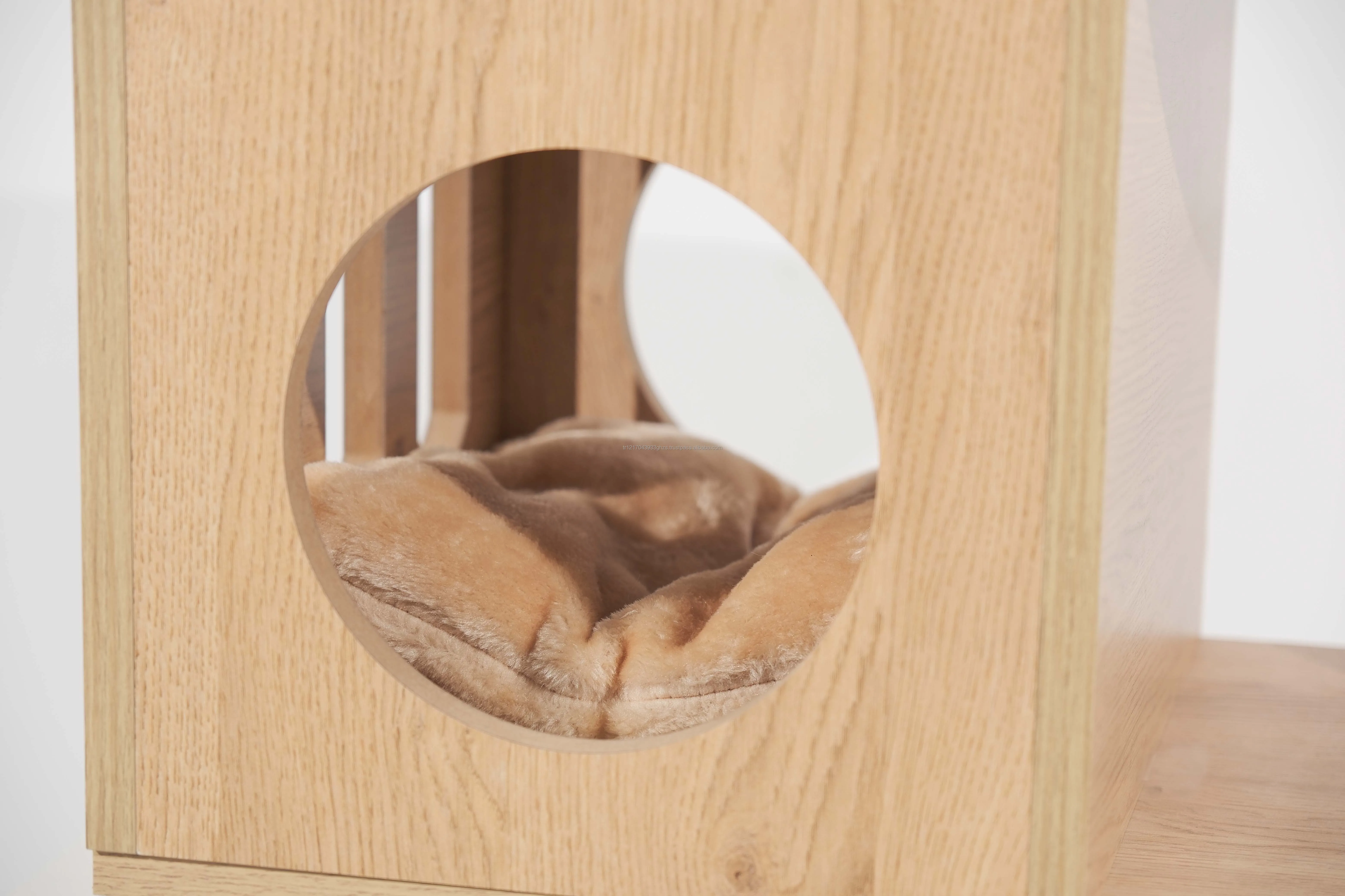 High Quality San Francisco Cat House Scratching Post And Bed Premium