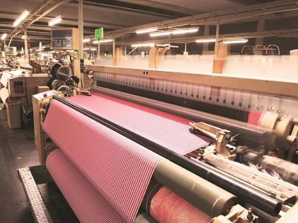 Сайт текстильной фабрики. Текстильное производство. Текстильная промышленность. Станок для производства ткани. Ткацкий цех.