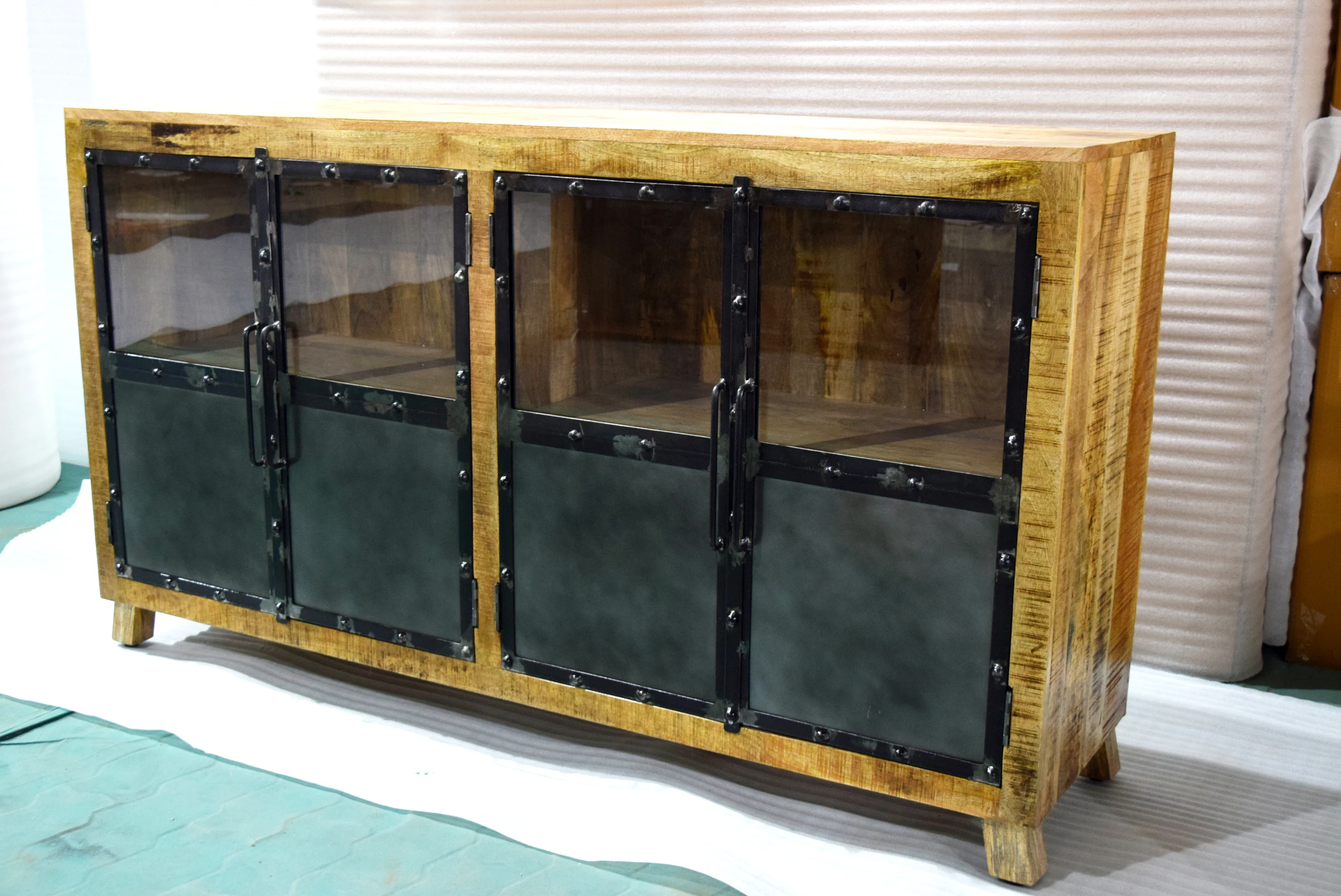 Распродажа 2024 из массива манго деревянная дверь железная заклепка витрина шкаф для хранения дома гостиной