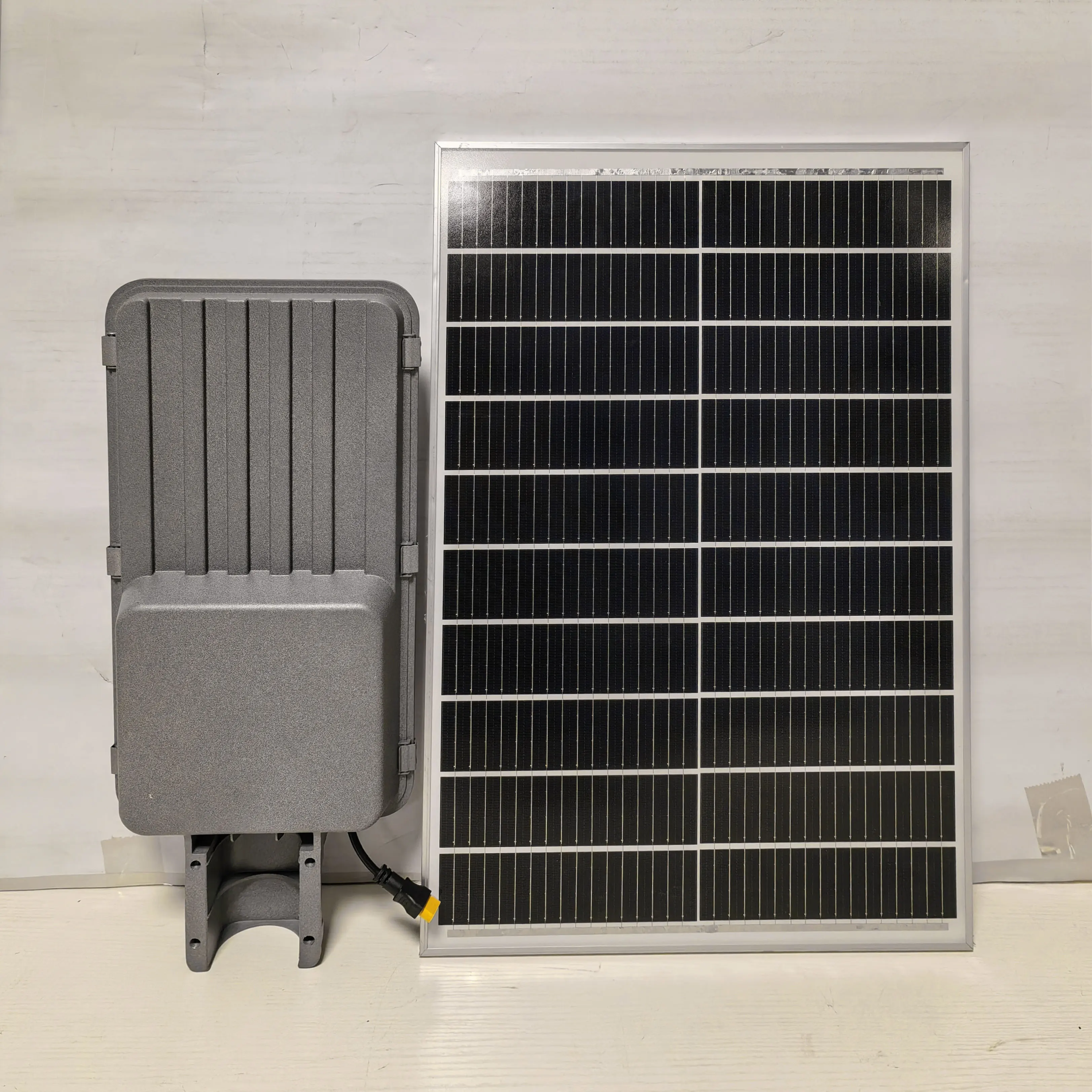 200W 300W 400W 500W Classique Aluminium Solar Street Lights Pour le jardin du village à l'extérieur 2