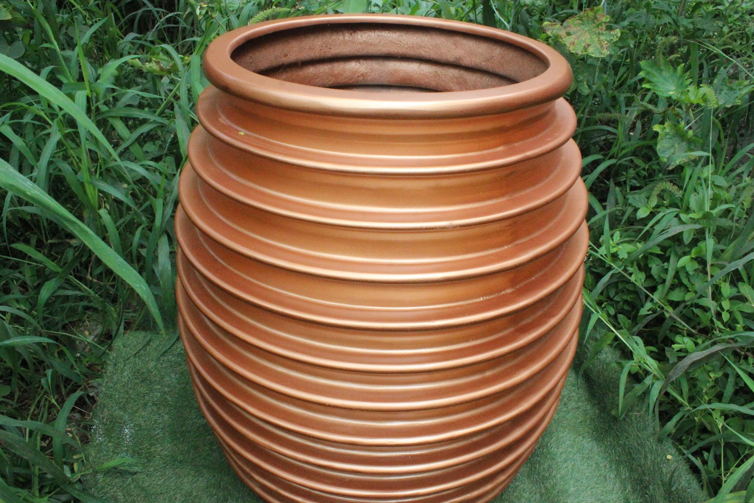 Designer Rounded Gold Color FRP Garden Plant Pot Planter Unique Round Shape for Hotel Home or Mall Use