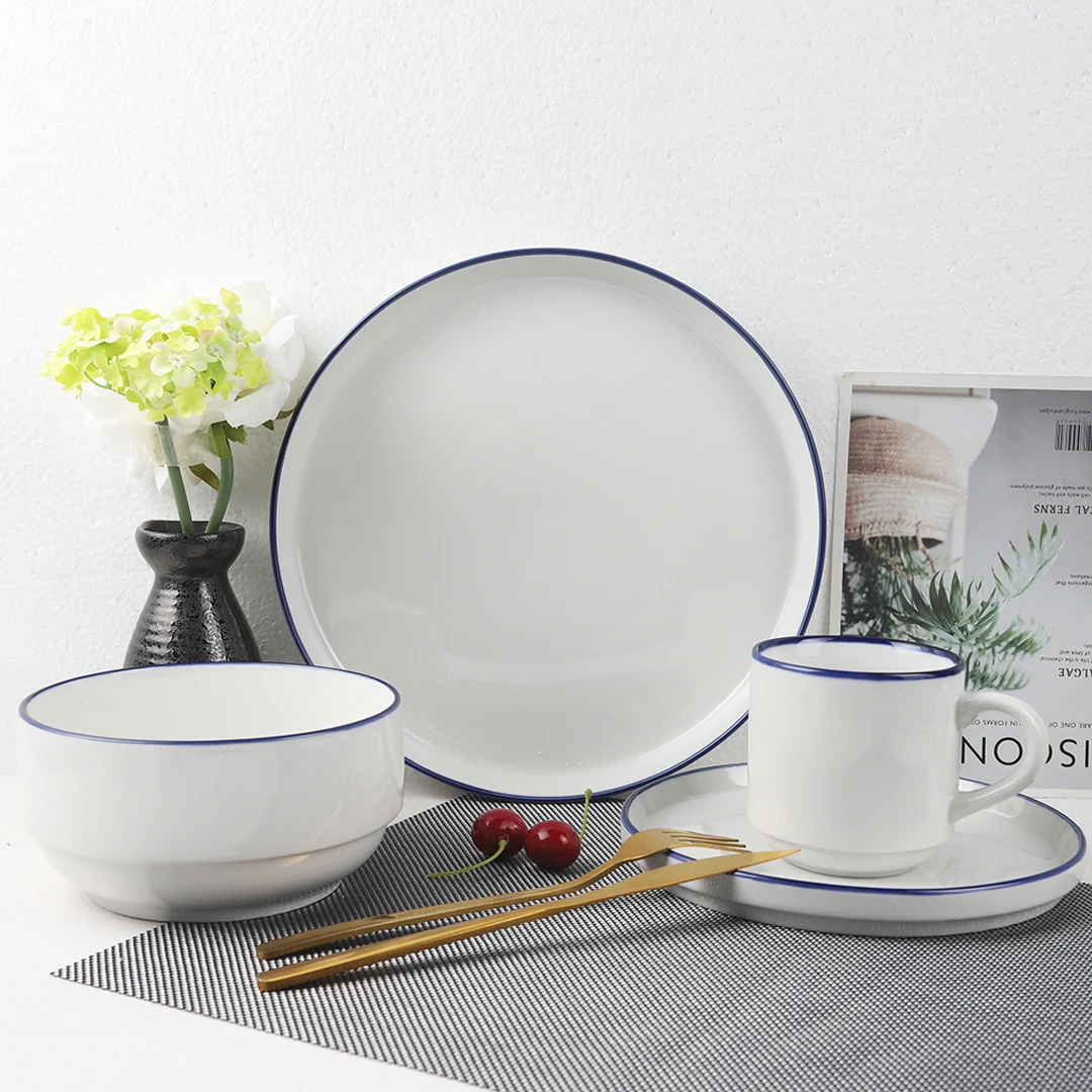 4つのクラシックなホワイトブルーリムコレクション磁器食器とサーブ