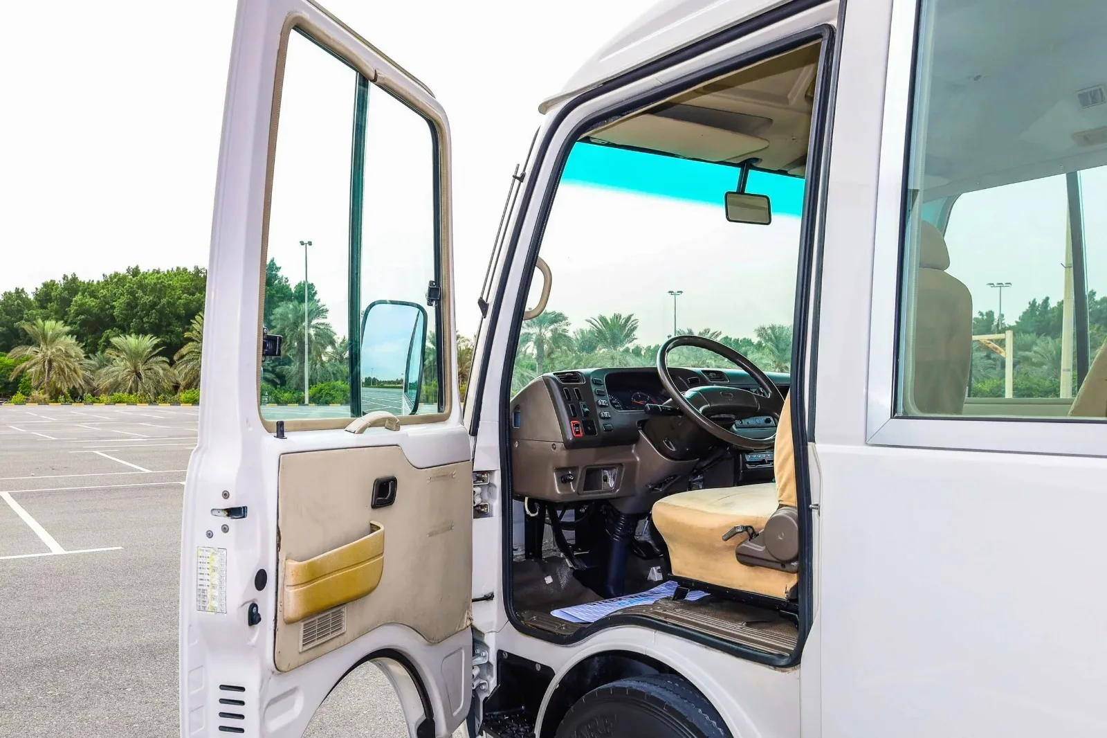Used Mitsubishis Rosas 30 Seater Minibus Commercial Vehicle Diesel Front Engine Coaster Type with warranty 1 year.