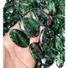 Zoisita verde con inclusiones rojas de rubí y negras