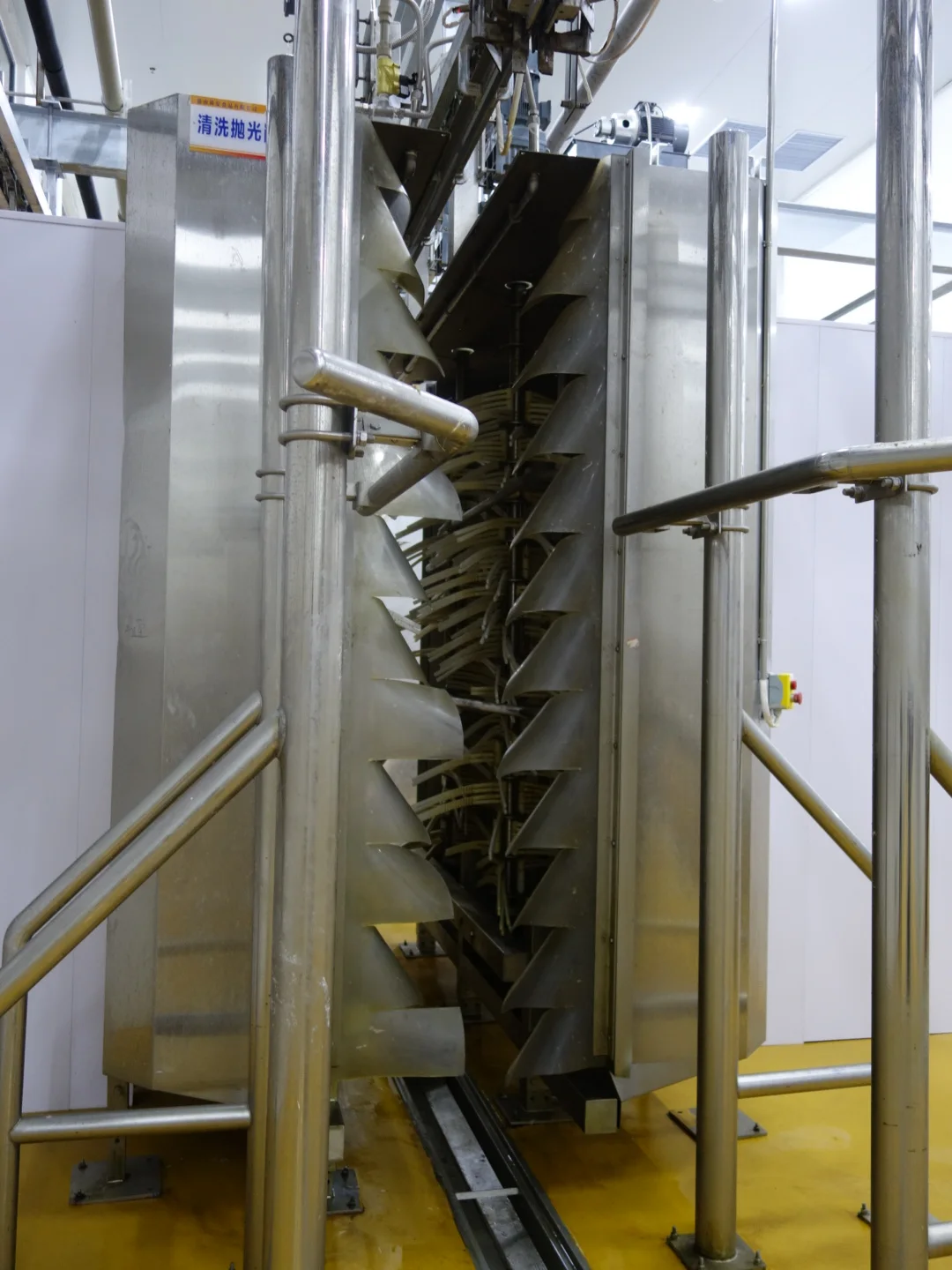 Headphone cleaning machine is used to clean pig carcasses and control pollution before scalding