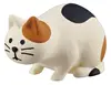 Chat Calico prêt à bondir