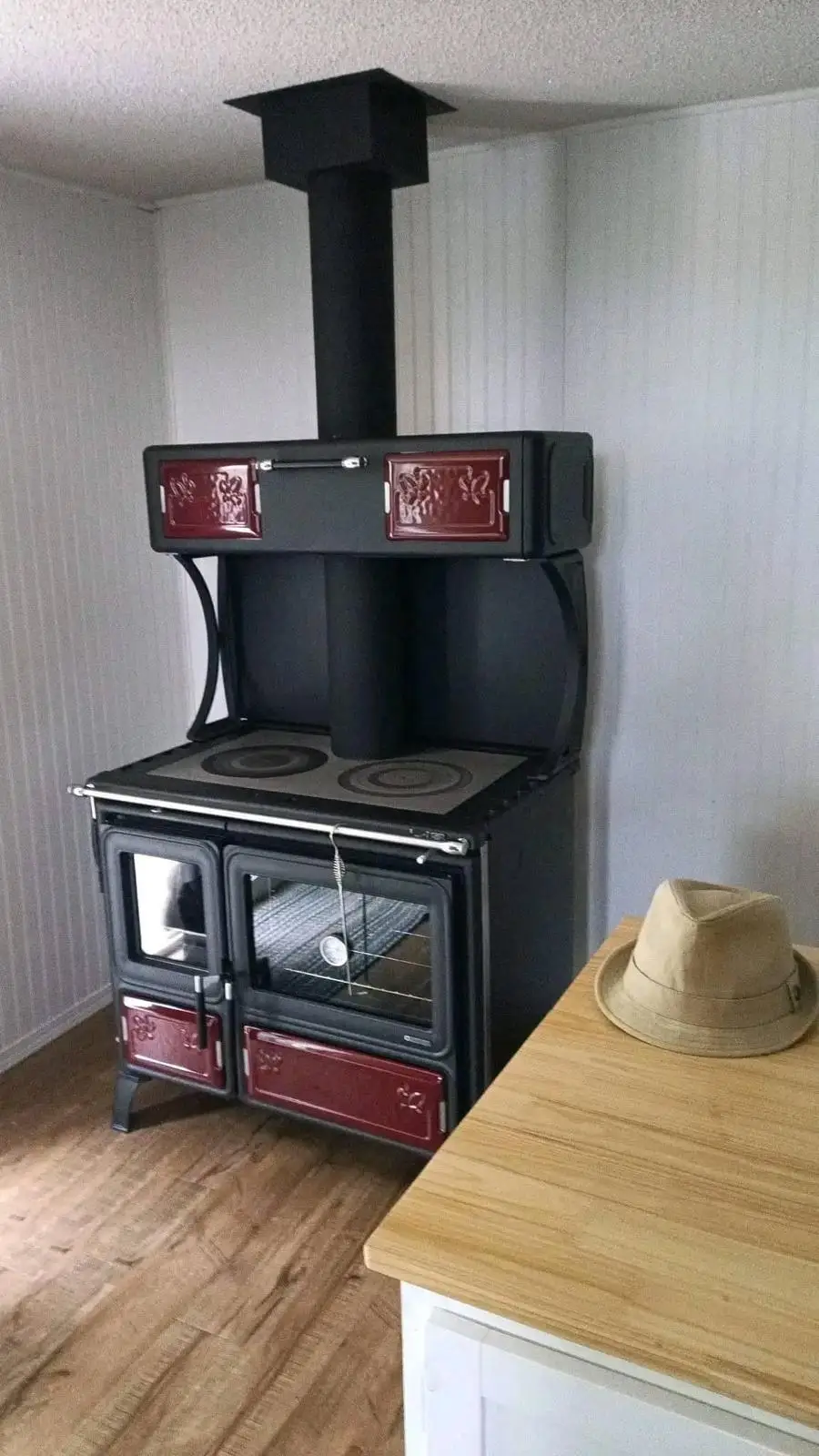 Premium Biomass Indoor Heating Pellets Stove Fireplace Hydro 24kw Stove For European Import