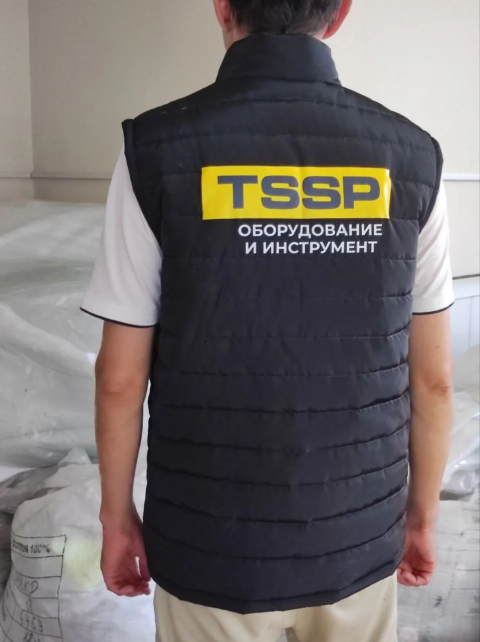 Рекламный жилет с индивидуальным логотипом для униформы