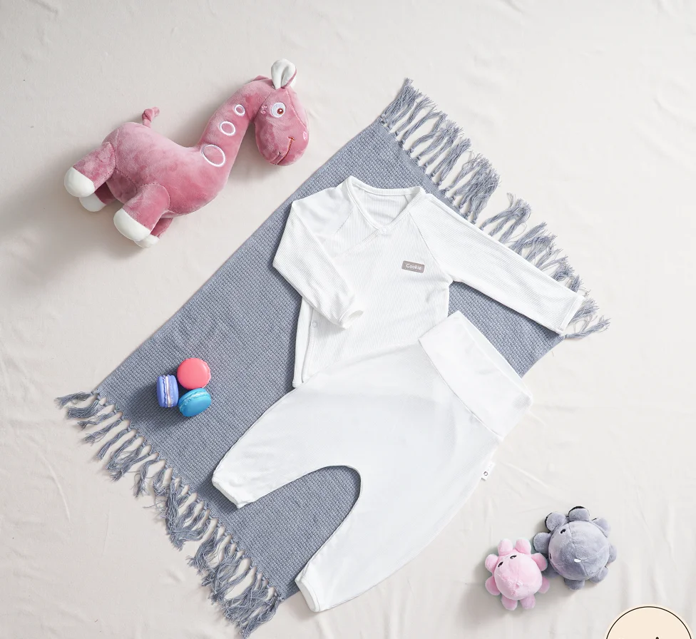 Оптовая цена, комплект для новорожденных в стиле унисекс из 95% хлопка, 5% эластичного материала, топ с длинными рукавами, перекрещивающимися спереди и брюки с эластичным поясом, 0-6 месяцев