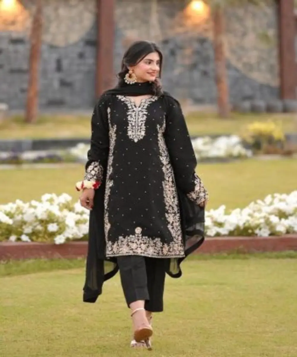 Elegant Muslim Abaya Modest Dress for Women in Saudi Arabia Style with Hijab and Classic Embroidery Robe Design