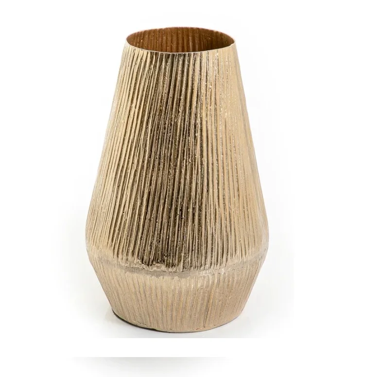 Декоративные металлические вазы