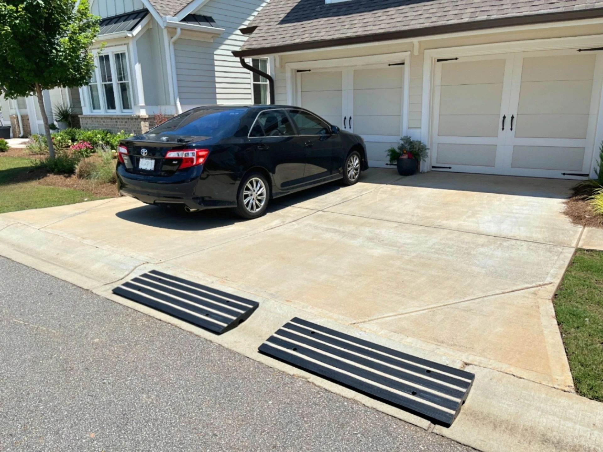 1 Pack Heavy Duty 44000lbs Capacity Rubber Speed Bump 2.6 Inch High Driveway Curb Ramp for Car Doorway 2.6 Inch High Rubber Curb factory