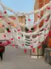Blanco con la flor roja