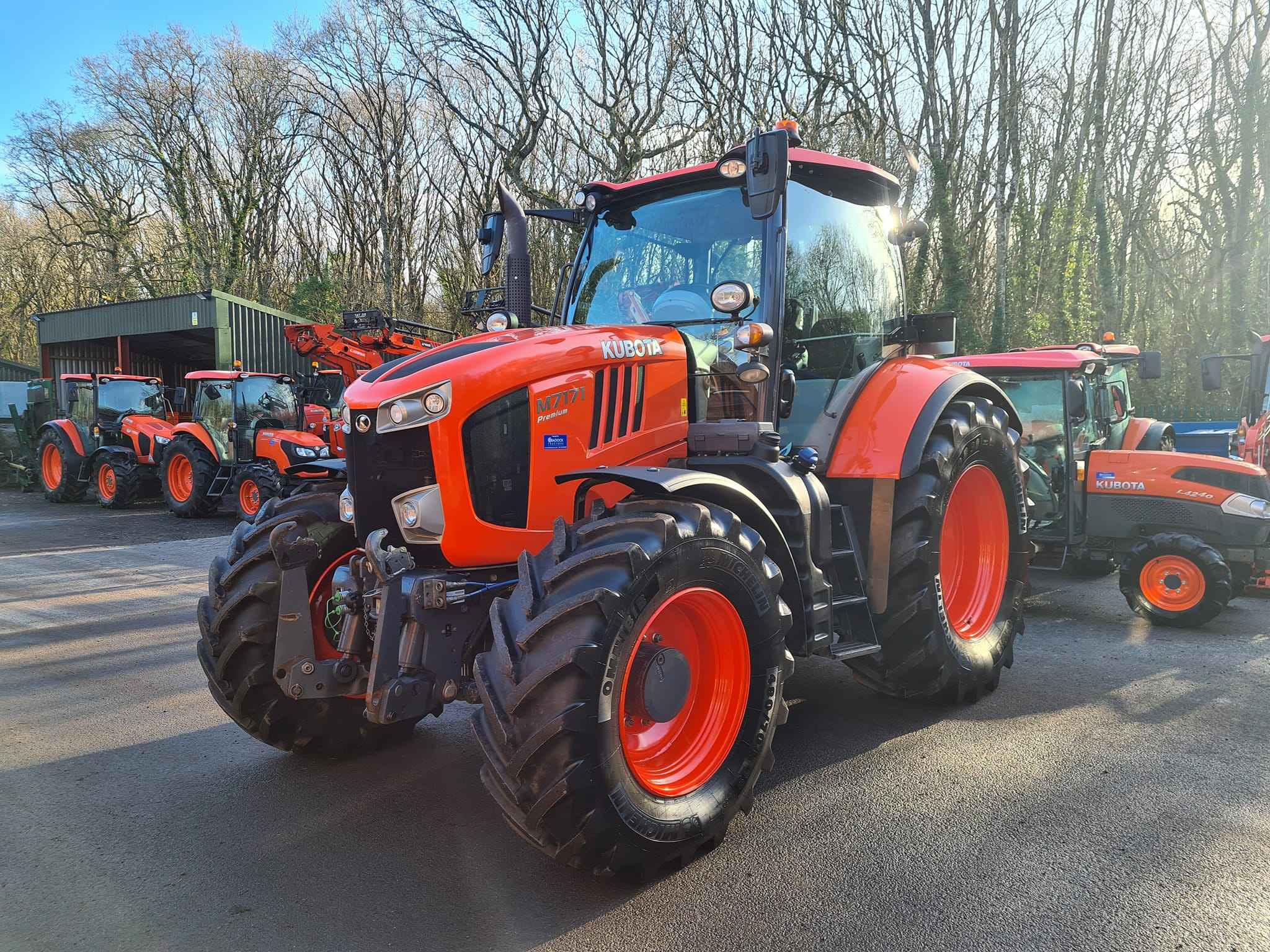 Kubota M7171 トラクター　タイムセール KUBOTA M7171 TRACTOR - Versatile Farm Machinery for Sale