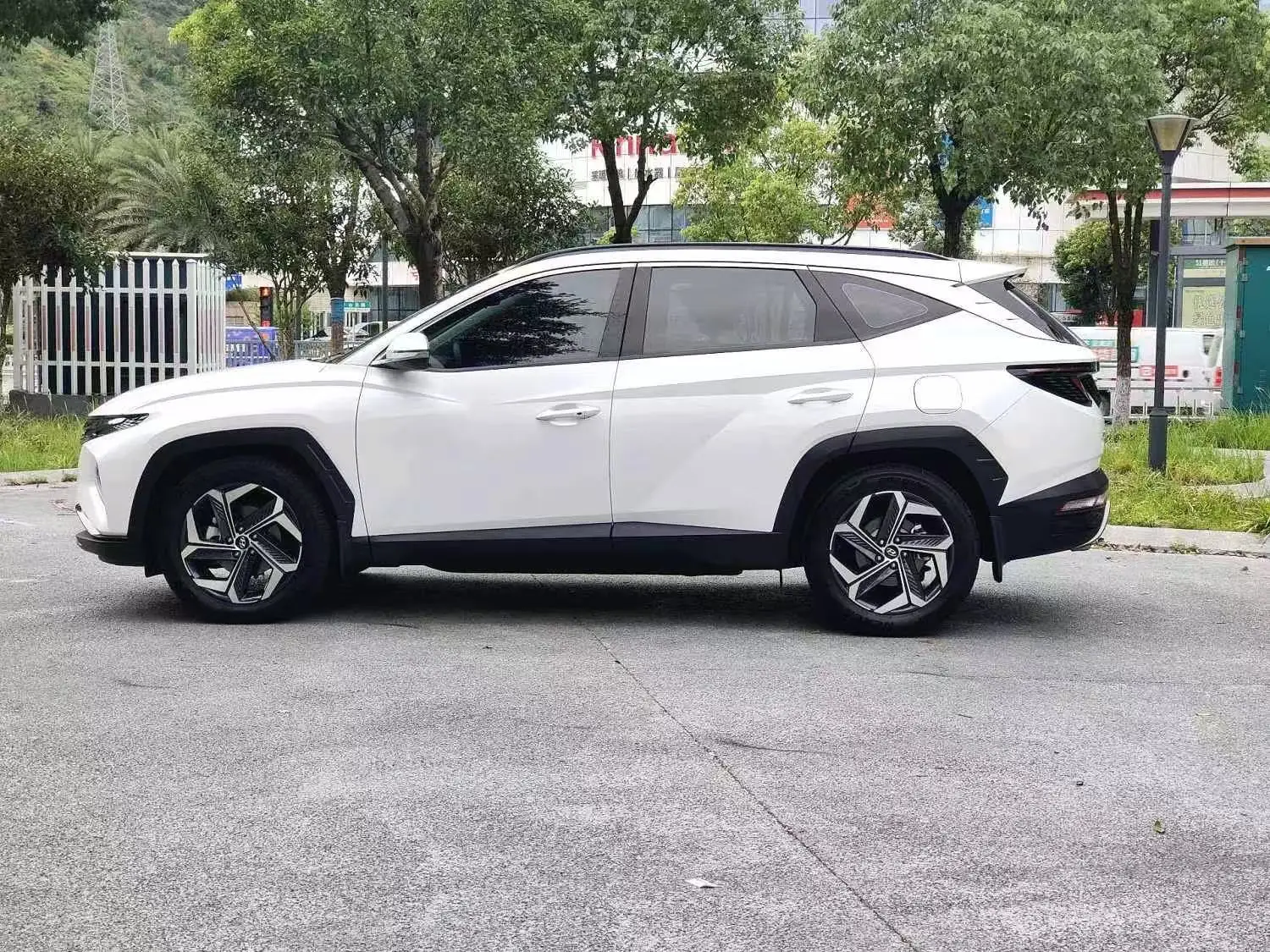 Factory Stock Used 2023 Tucson SUV with Automatic Gearbox Turbo Engine Left Steering R19 Tires Fabric Seats Ready for Shipping manufacture