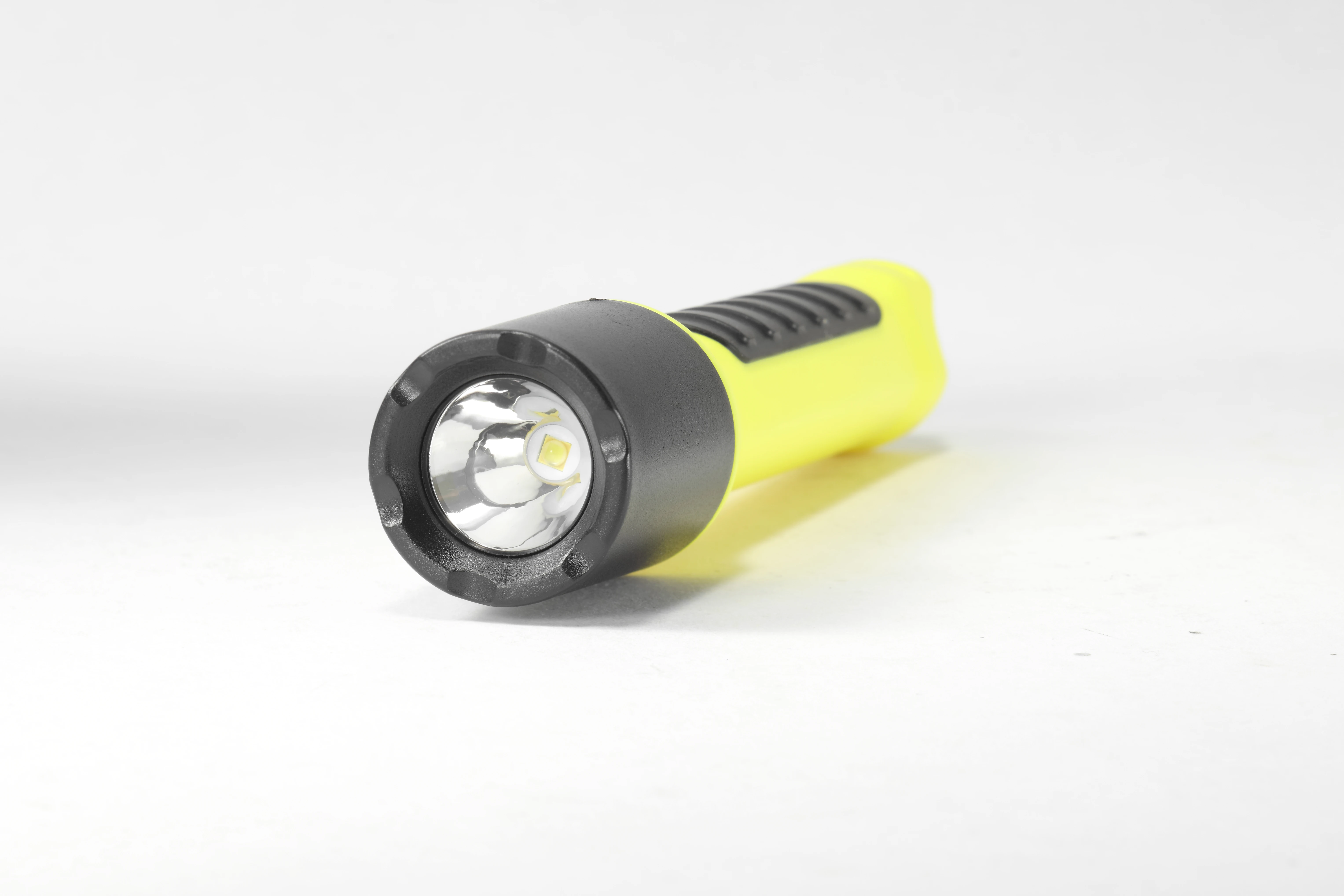 Hi Power Cool White LED Torch Light 10m Drop-Proof 390Lumen Compact Handheld AA Battery Waterproof Industrial Use IP68 Plastic